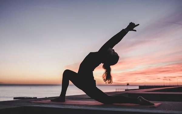 Quels exercices de yoga sont recommandés pour les femmes souffrant de syndrome de Raynaud ?
