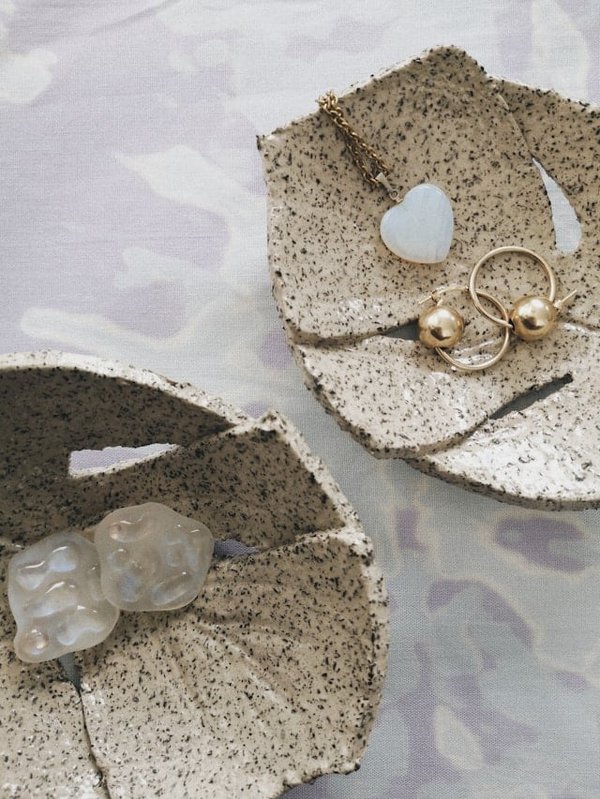 Comment choisir des bijoux en céramique pour accompagner une tenue professionnelle?