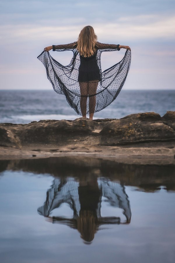 Robe transparente noire : l'élégance pour toutes les occasions